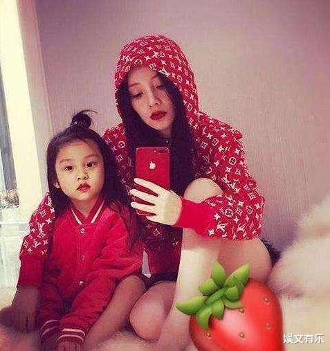 『李小璐』李小璐带女儿骑单车超温馨,甜馨脚上球鞋暴露生活水平,贾乃亮知道吗?