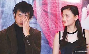 鄢颇@梅婷养他6年，李小冉为他堕胎2次，今51岁的他怎么样了？