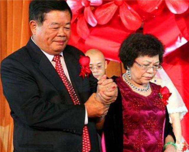 广东省|玻璃大王曹德旺,身价百亿要娶红颜知己,发妻:我只要孩子和房子