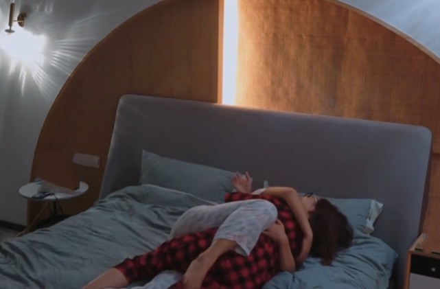 蔡少芬|怪不得蔡少芬能给张晋生3个孩子，看到她的睡姿，瞬间明白了