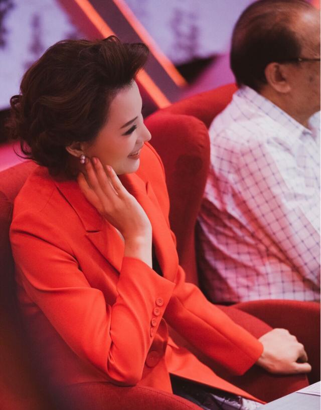 西装@董卿终于高调了!穿红色西装现身,脸上的胶原蛋白哪像是46岁的人