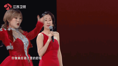 『周深』55晚会大乱斗：刘敏涛表情陶醉逗笑全网，奥特曼出场毁我童年