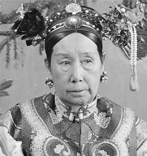 慈禧太后|慈禧18岁的容貌能还原？专家用AI复原后，网友表示：堪称绝世佳人