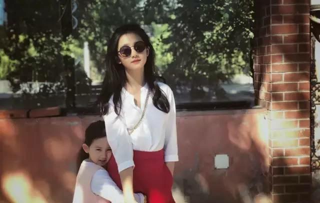 黄磊：孙莉晒女儿独立做晚餐，狂赞太好吃，喊话黄磊：你不用回来了