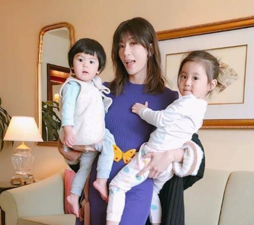 衰老|有种“衰老”叫蔡少芬，46岁高龄产子后，跟丈夫合影如同两代人