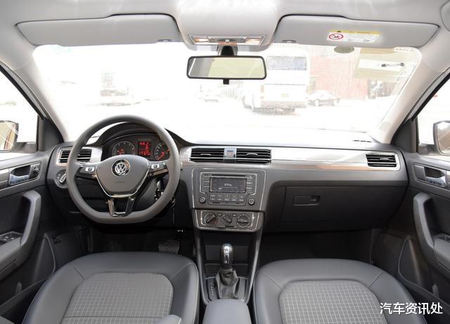 「桑塔纳」这款家用轿车，虽然配置简陋、外观中庸，但是年销25万辆