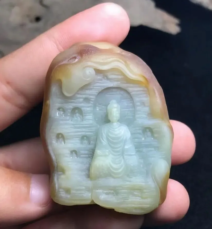 玉雕|品相普通的大马坎翡翠原石，看作品，玉雕师是如何发挥到极致！