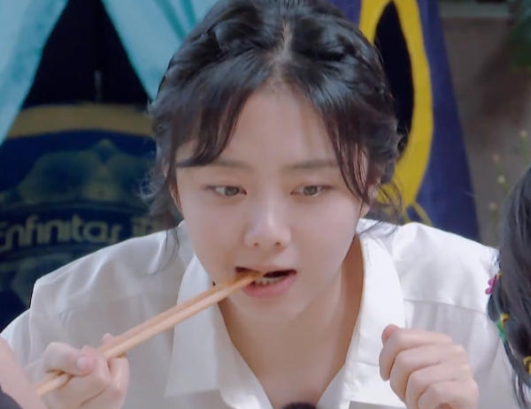 郑爽|郑爽不吃肉单独开小灶，张新成夸她身材棒！谭松韵饭量比男生还大