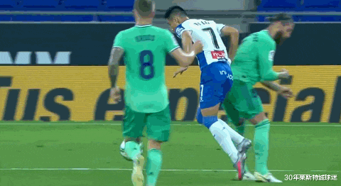 武磊：武磊被质疑假摔碰瓷拉莫斯！裁判不吹偏袒他？黄健翔凌晨给出答案