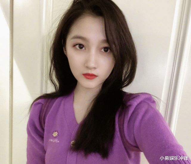 关晓彤@关晓彤自曝是“全宿舍最丑”?本以为是在谦虚,看清合照:我信了