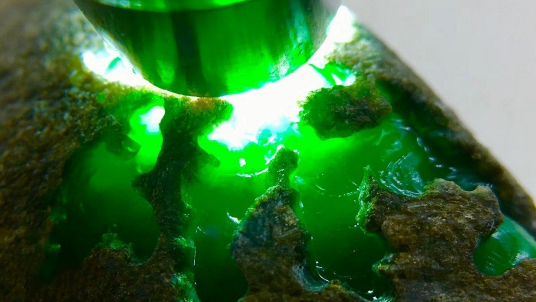 翡翠@姑娘拿下一块无人看中的源石，一刀切出满绿手镯，瞬间涨了几十万