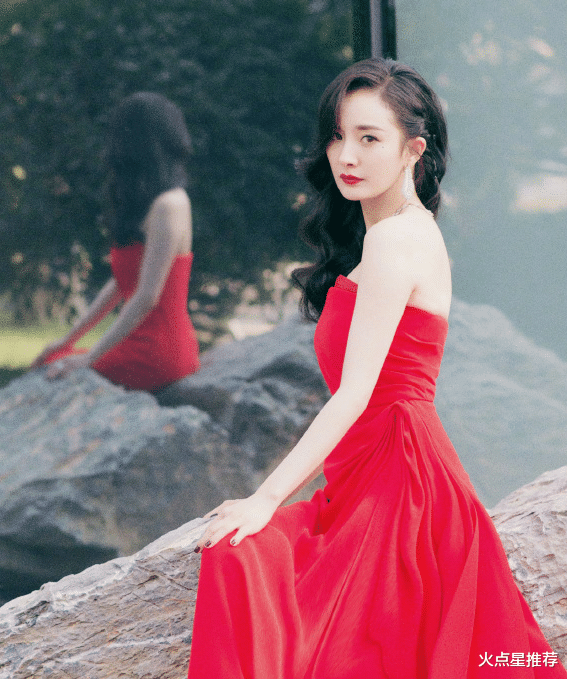 杨幂：杨幂戴“洗碗手套”拍杂志，当她伸出手，一看就是个好妈妈