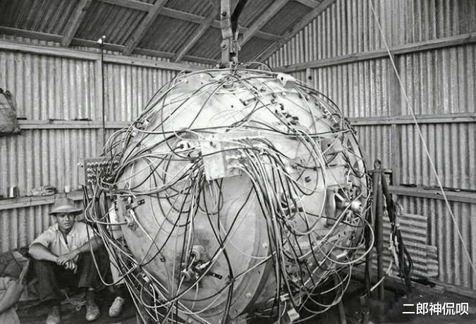 玛丽莲·梦露|历史上过目难忘瞬间：原子弹内部全是电线，图15为挣小费当人体模特的梦露