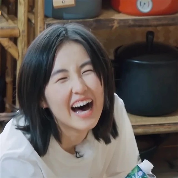 「张子枫」张子枫见客人都会很腼腆,当第一次迎来自己的朋友时,开心到蹦!