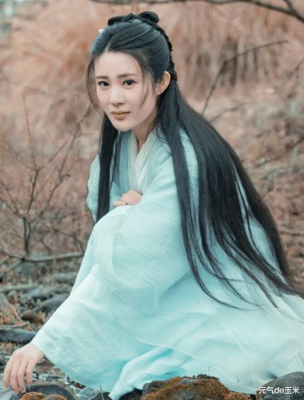 邬靖靖|邬靖靖：出道就被姑父捧红，如今姑父改捧娇妻，她沦落演网剧为生