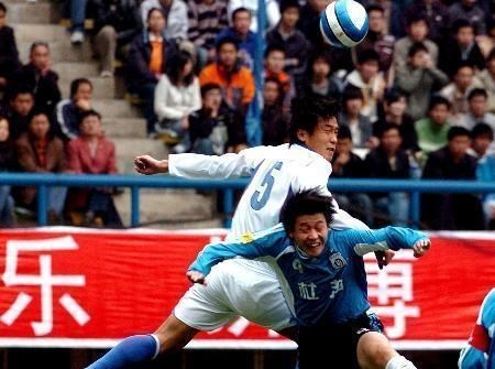 「中超」13年前中超连沪大战大连实德PK申花！图中对抗的球员你还认得吗？