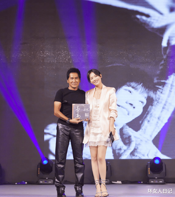 马思纯▲有种“整容”叫减肥后的马思纯，巴掌脸实力抢镜，这谁认得出来