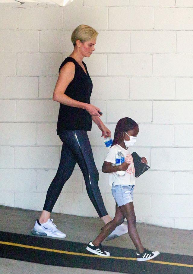 查理兹·塞隆|查理兹·塞隆短发造型“真酷”,穿蓝色健美裤和女儿散步太有型