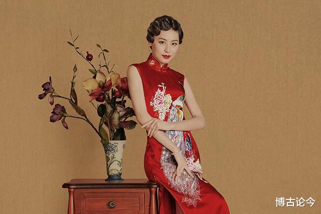 #春晚#曾经被喻为风尘服装受尽嘲讽，如今登春晚却被众人追捧，脸疼吗？