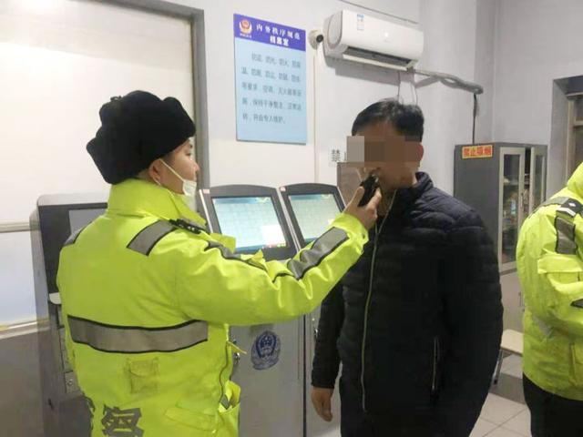 半岛新闻客户端 这个爸爸太过分！酒后驾车去接孩子被查获