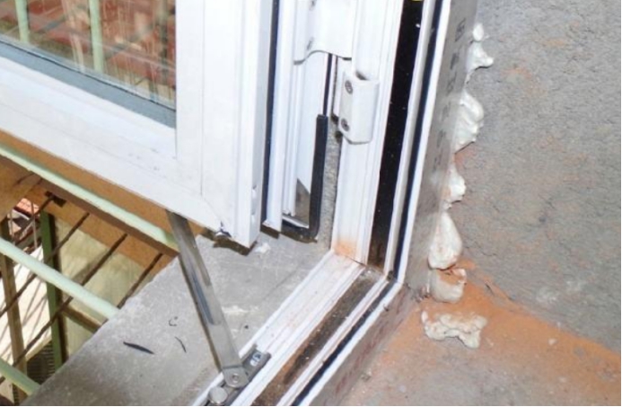 避雷针|装修“避雷针”，门窗填缝水泥VS发泡胶，才半年就有裂缝，太坑了