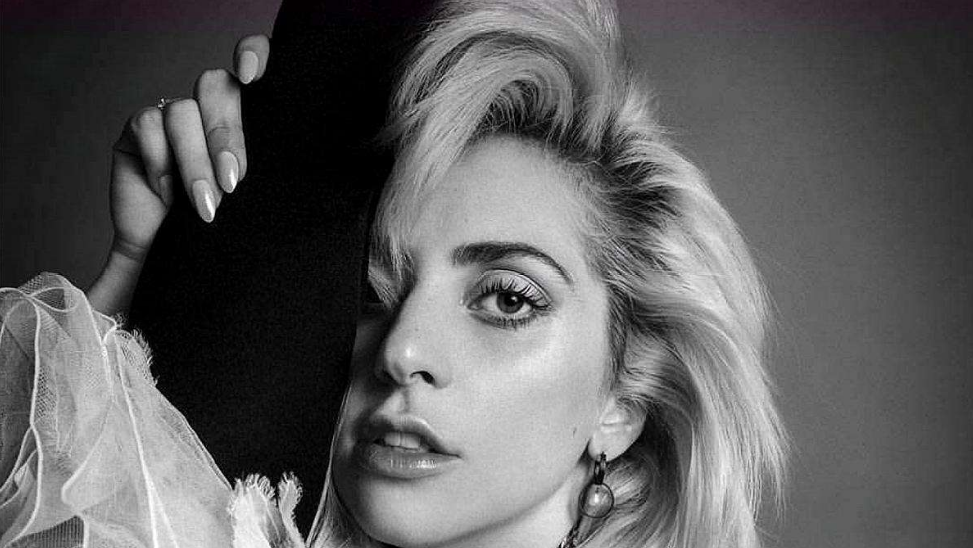 Lady Gaga:Lady Gaga变身宅女在家隔离6天,玩游戏打纸牌,还与男友甜蜜放闪