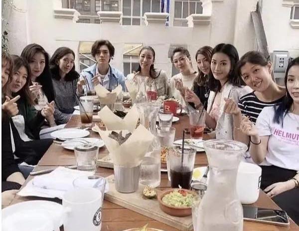 小奶狗|男明星给女微商打伞陪饭被叫小奶狗，还好糊是他的保护色