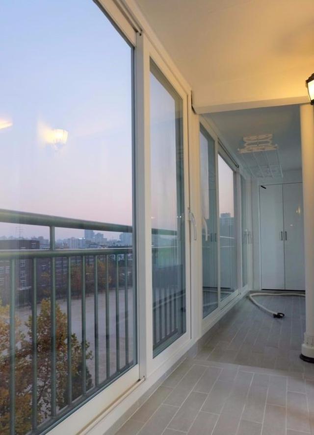 推拉门：邻居家封阳台太机智，把窗户变成推拉门，开放式封闭式灵活转换！