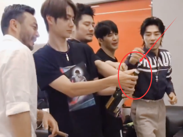 「王一博」王一博开完香槟没酒杯，直接用瓶子喝，谁注意咋喝的？暴露人品