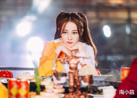 杨幂|杨幂被质疑参加活动时穿“假屁股”，其移位对比照确实非常明显