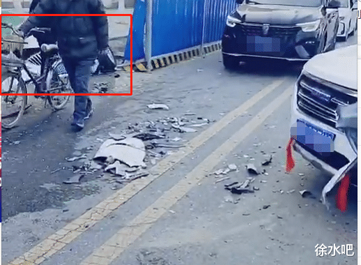 徐水吧 “阴沟翻船”！保定街头两车硬怼，怼进沟！