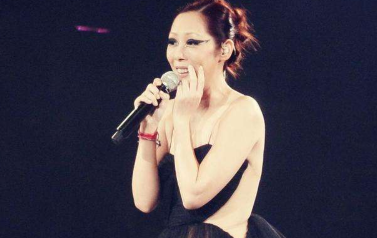 王菲|她巅峰时与王菲齐名，任性解约、私生活混乱，如今走在街上无人识