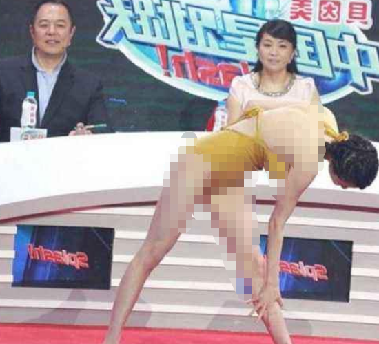 『张铁林』皇阿玛眼神最色的一次，表情耐人寻味，网友：当评委还是选妃子？