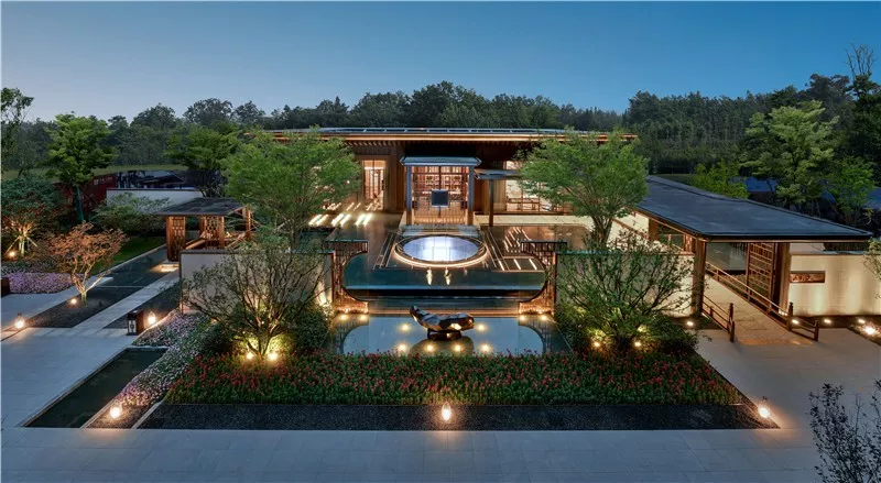 「」洗尽铅华承国风之韵，以新中式建筑之精髓将传统与现代结合，再现中国古典大宅之神韵！