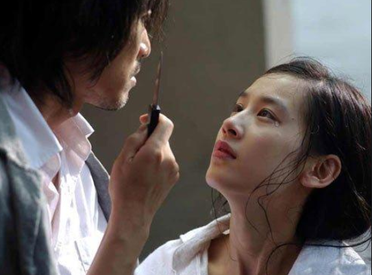 黄圣依▲黄圣依和婆婆去玉米地里施肥，婆婆背她过河，感动了很多人