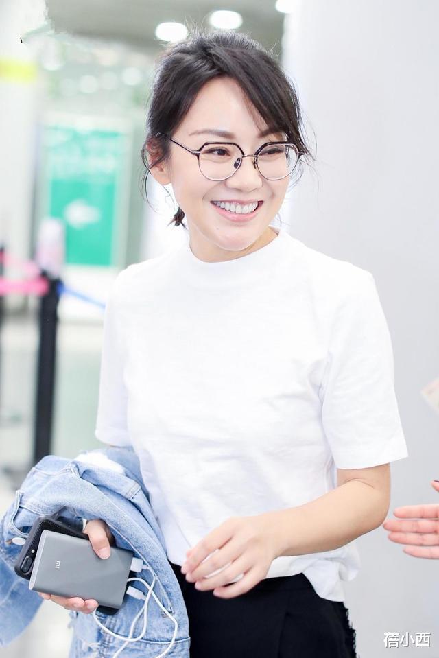 「t恤」49岁闫妮真是大妈们自信的源泉，简单白T恤扎个编发马尾，太减龄