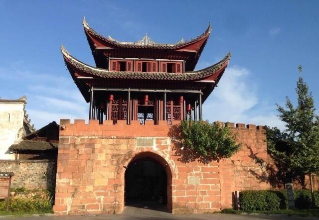 湘西|距离凤凰古城仅100公里，不要门票停车免费，曾是湘西第一古镇