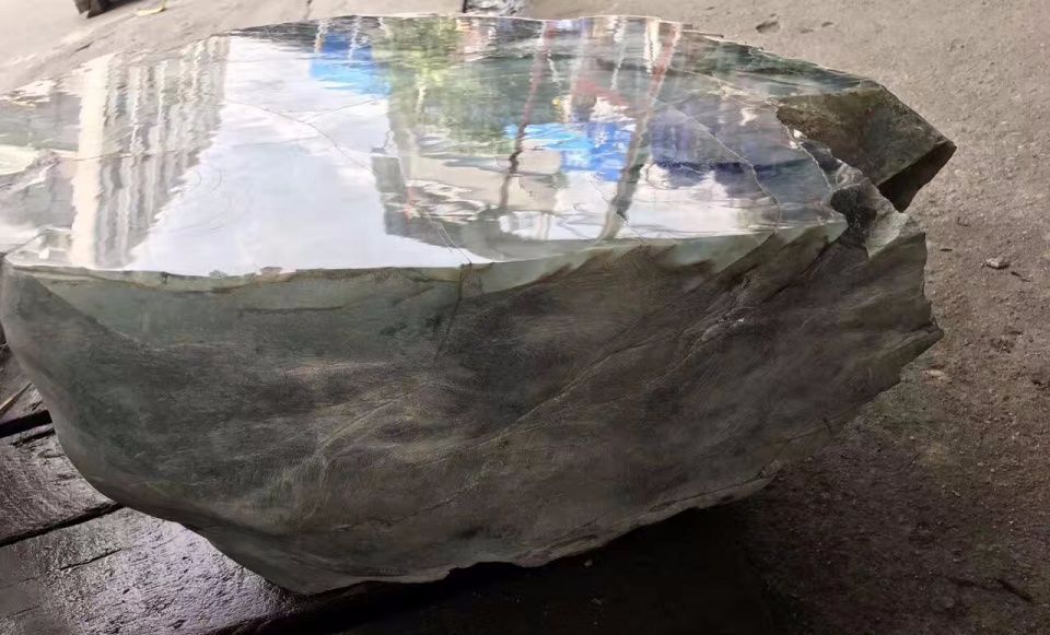 「翡翠」价值千万的翡翠赌料，切开裂的一塌糊涂，经大师之手竟起死回生！