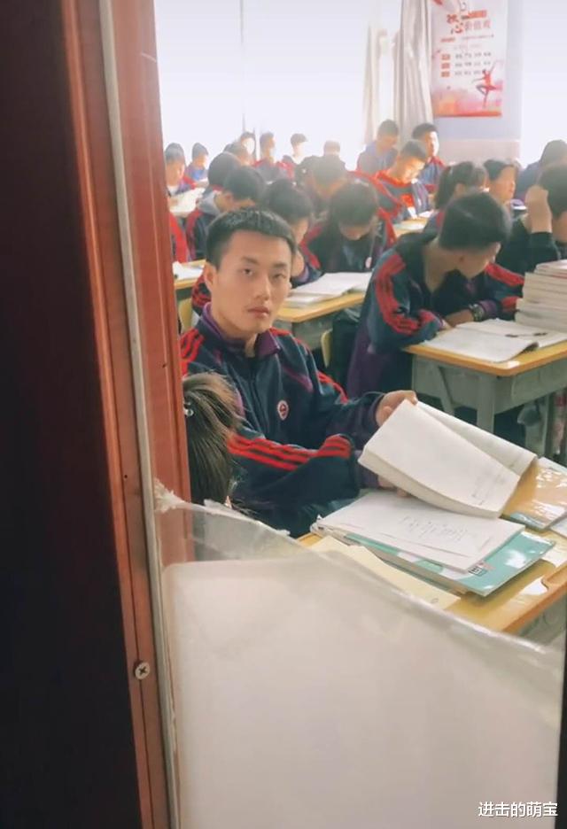 教室|班主任给教室门玻璃贴“太阳膜”，只能在外往屋内看，学生：糟老头坏极了