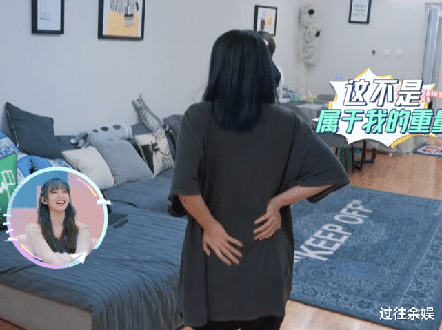 程潇|程潇睡觉脸上还“带妆”？睡醒后口红颜色抢镜，闺蜜开门后表情亮了