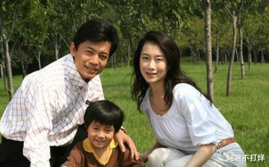 结婚|国家一级演员何政军，为何结婚几十年无绯闻，看清妻子长相后秒懂