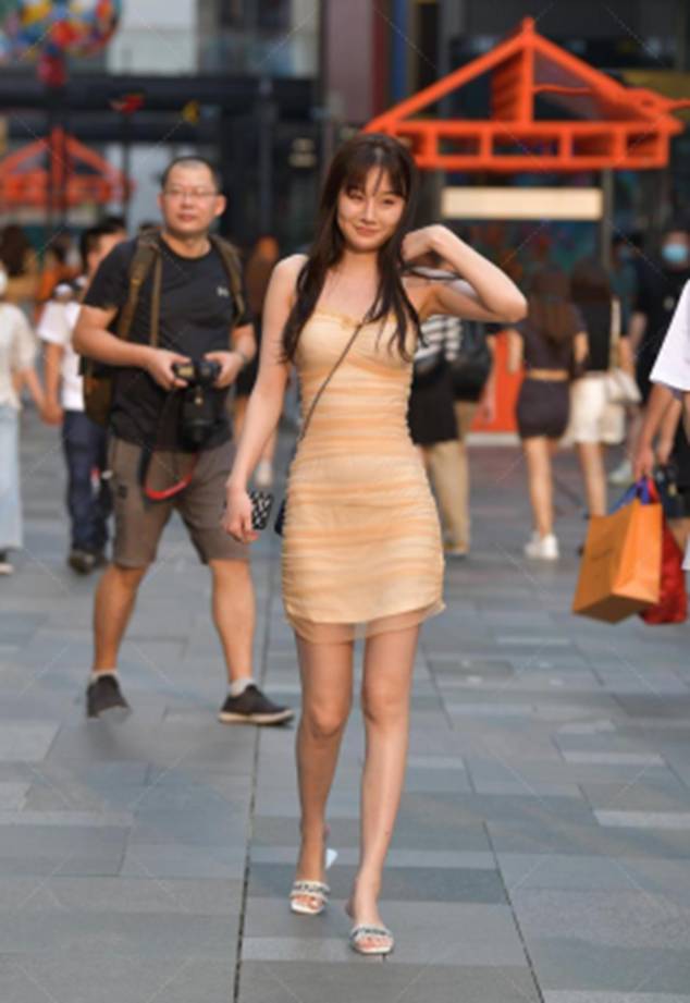 空气刘海|留着空气刘海的小美女，一身橙色裹纱裙，气质典雅