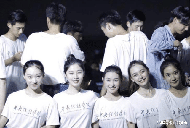 『韩雪』蒋依依“班级合照”被疯传,左上角校草太抢镜,颜值果然名不虚传