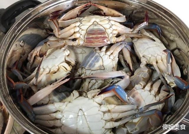 螃蟹|蒸螃蟹时，直接上锅蒸就废了，多做这1步，蟹肉鲜香入味不流黄