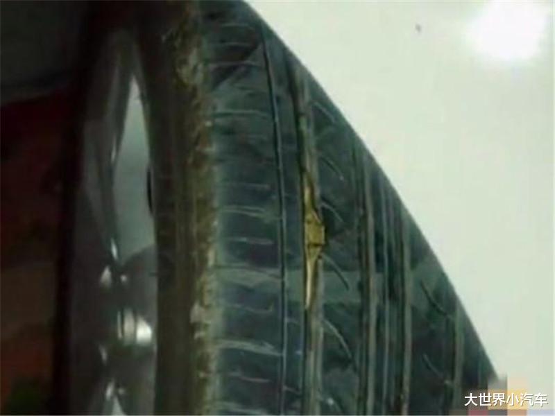 轮胎|轮胎缝被塞入“汽车杀手”，车主却高兴坏了：这种“好事”多来点！