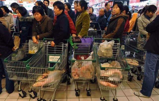 社保@如果不缴纳社保，每个月在银行存2000元，连续存15年，够养老吗？