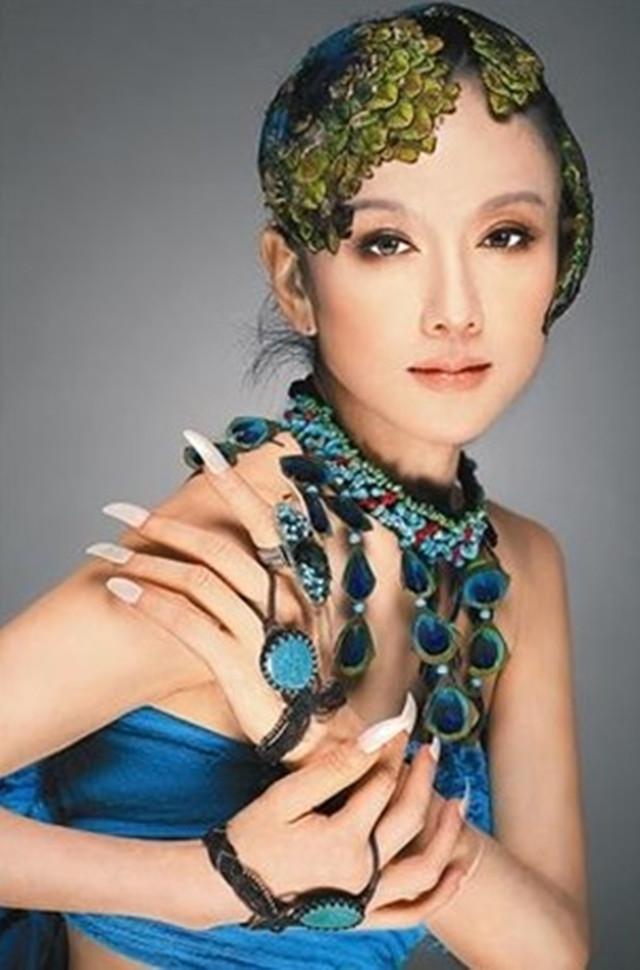 杨丽萍|62岁杨丽萍大变样！如今剪了指甲拄拐杖出行，生活全靠男助理伺候