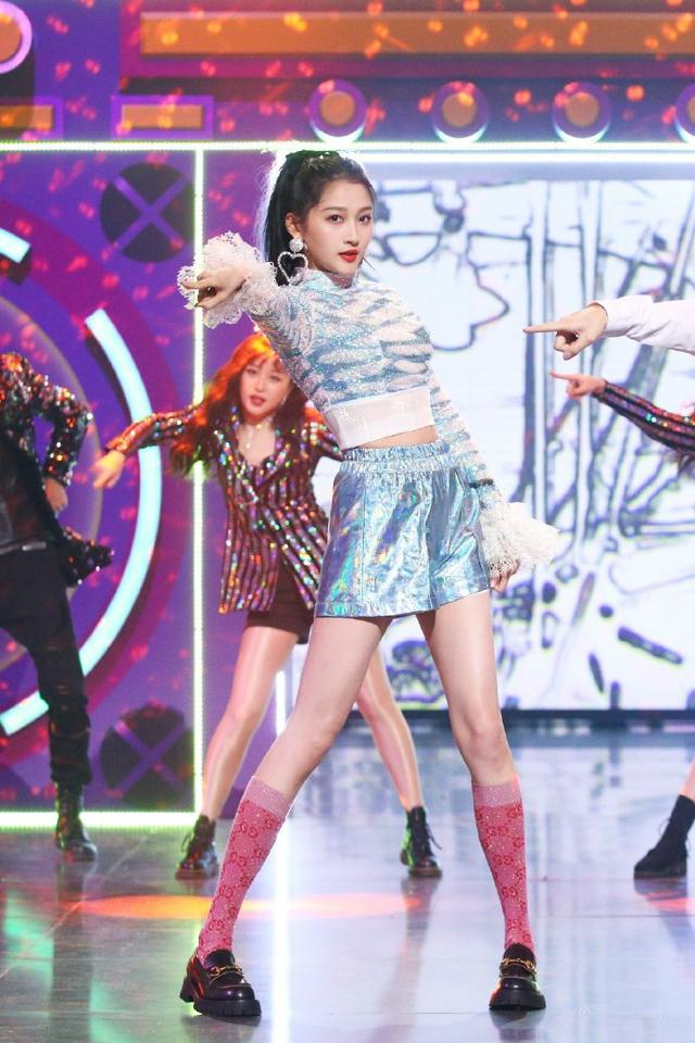 [鹿晗]鹿晗秀恩爱被发现，录制节目穿情侣皮鞋，与关晓彤隔空撒糖超甜蜜