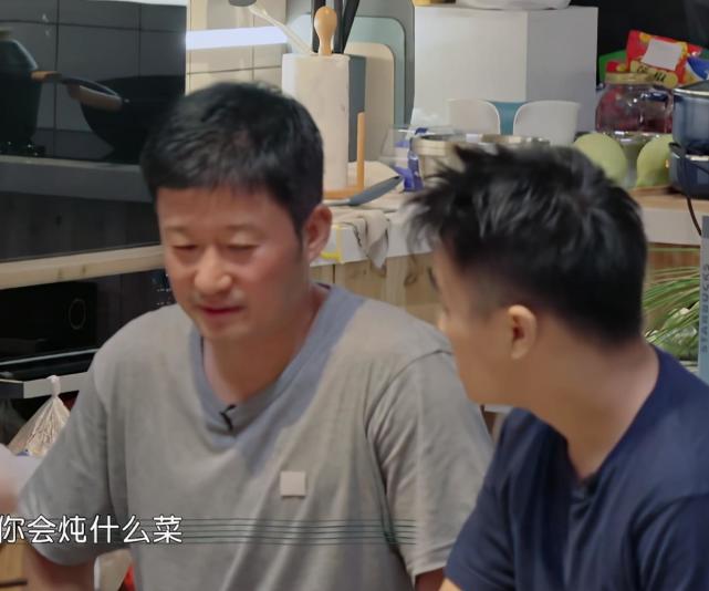 吴京|奚梦瑶坐角落夹不到菜，谁注意旁边吴京的举动？谢楠真没嫁错人