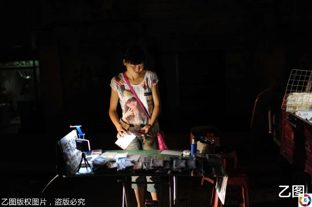 医院：实拍路灯下的谋生者：小夫妻带两个孩子摆摊，一晚挣百余元